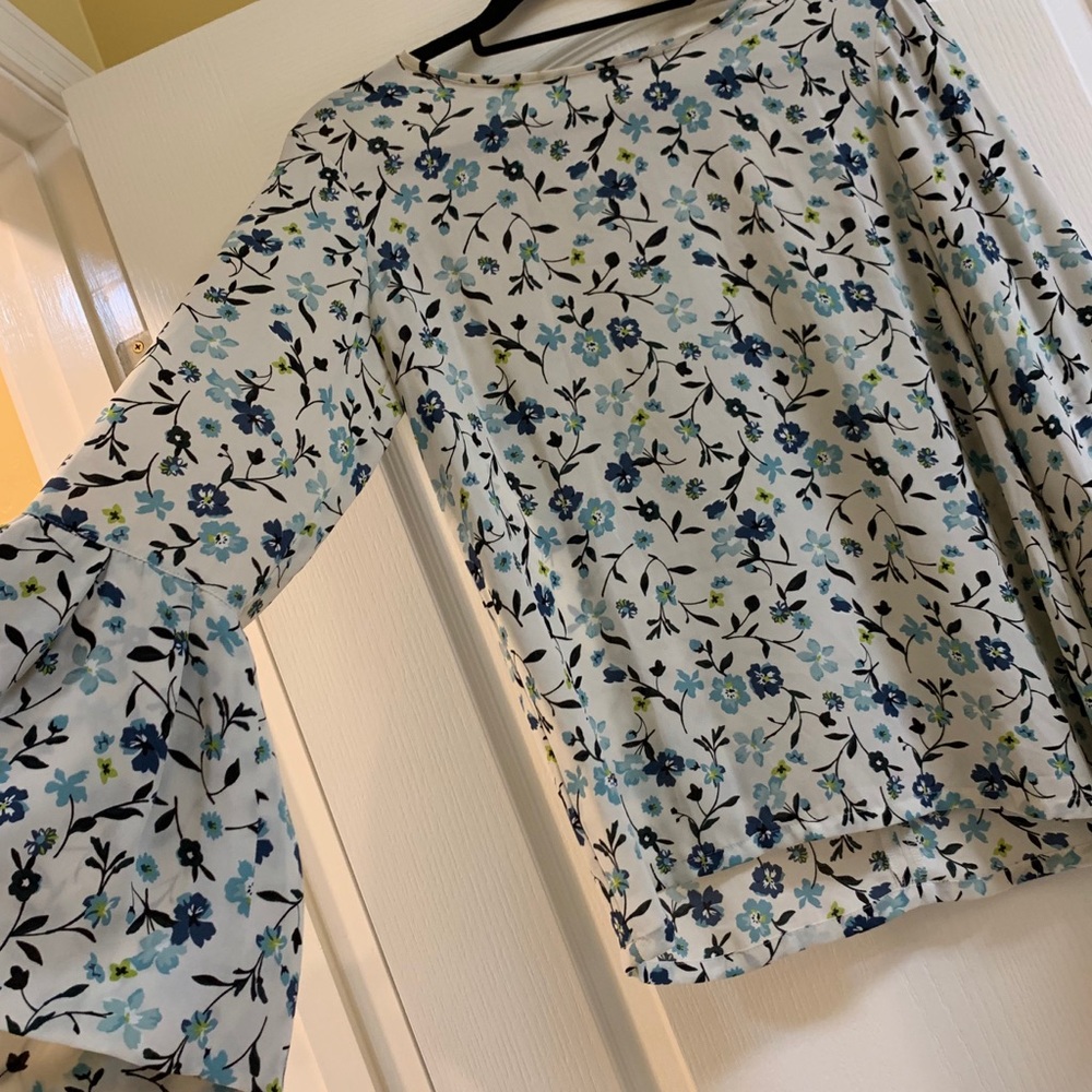 ***LOFT white w/blue flower print bell sleeve top XS